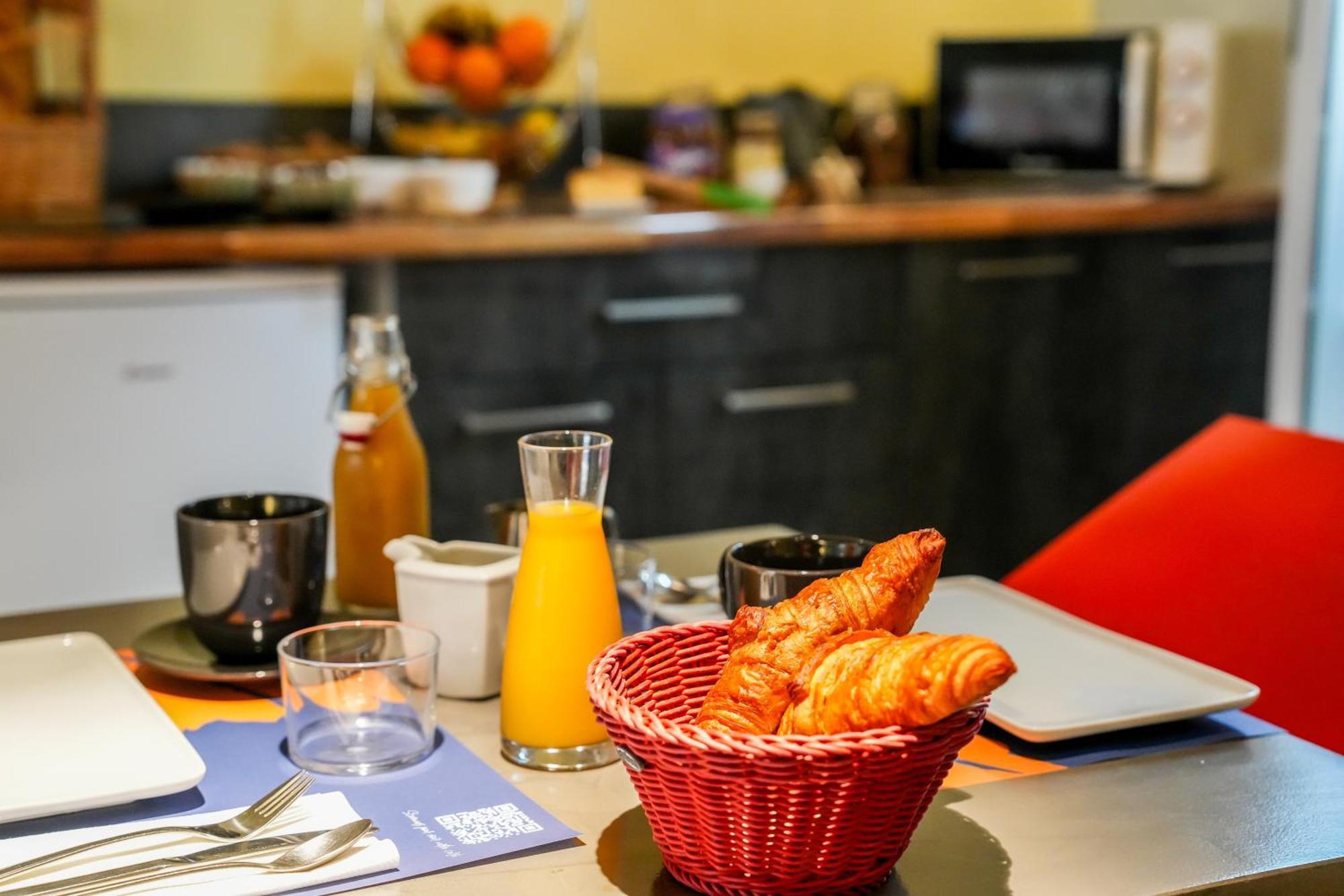 Logis Hotel & Restaurant Le Cadet De Gascogne Saint-Justin  Buitenkant foto